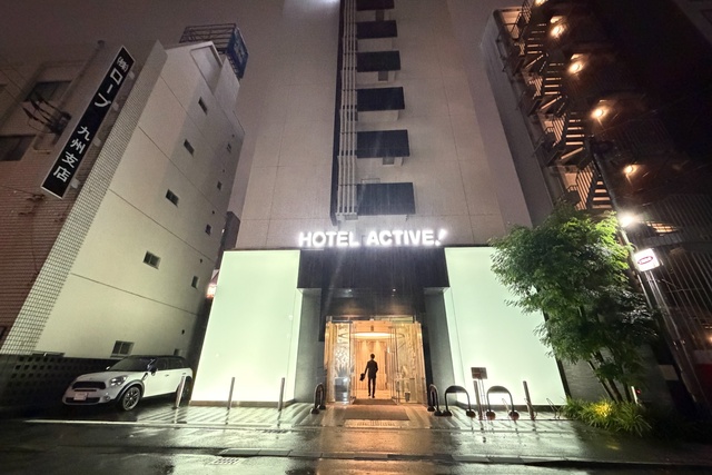 雨の夜に撮影したホテルアクティブ! 博多の正面玄関